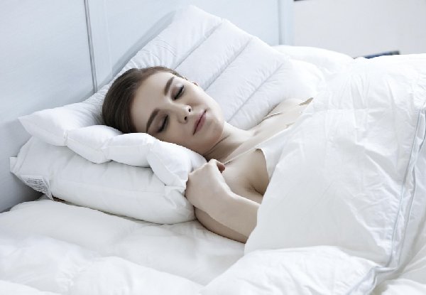차분한 침실에서 편안하게 누워자는 모습